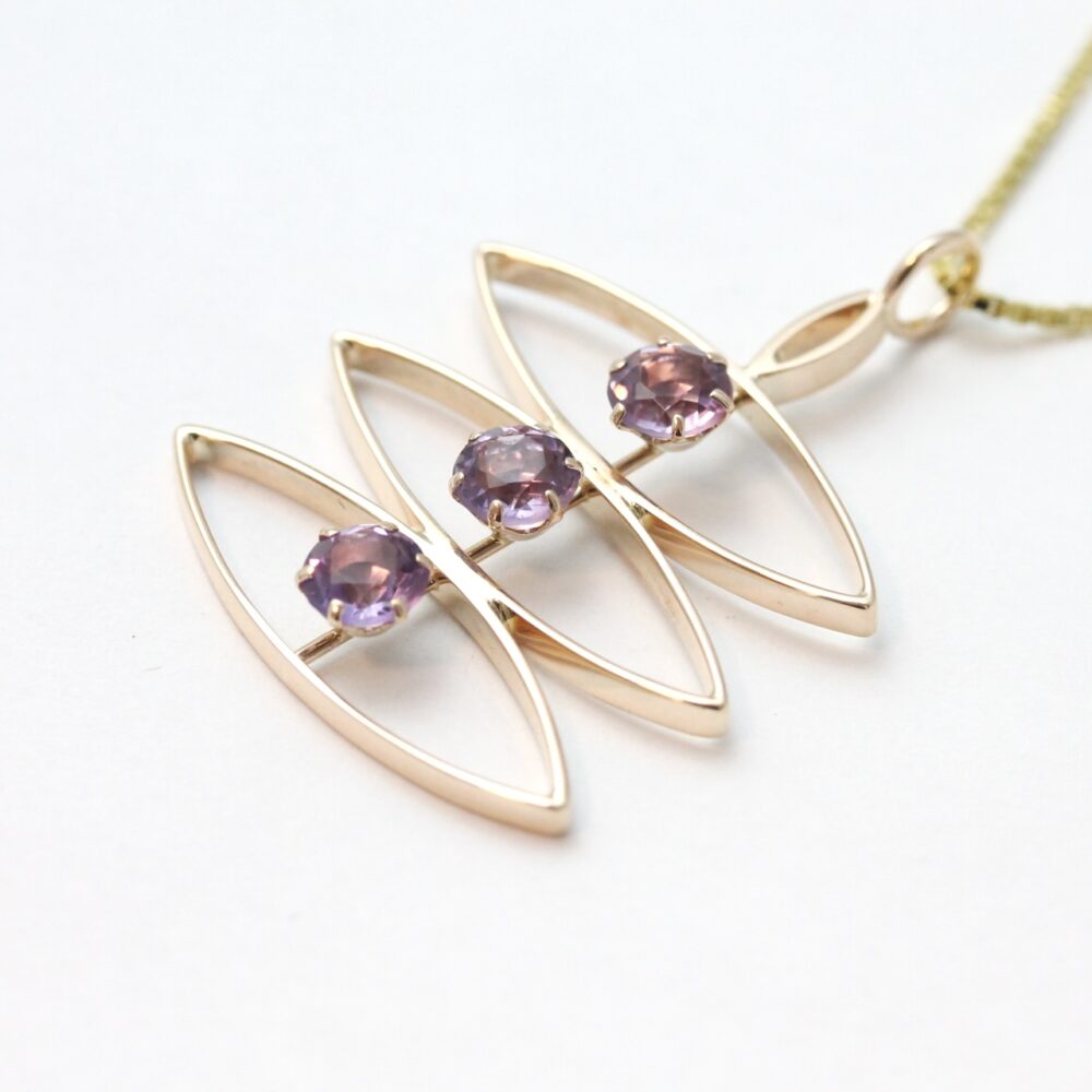 Anheng i gult gull med lilla stener