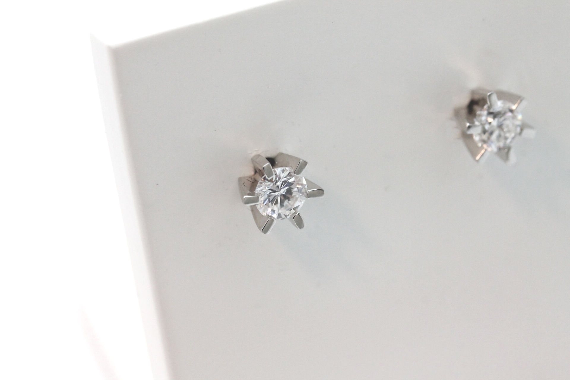 IMG_4640 Ørepynt i hvitt gull med diamant (0,30ct x2) - Bilde 1