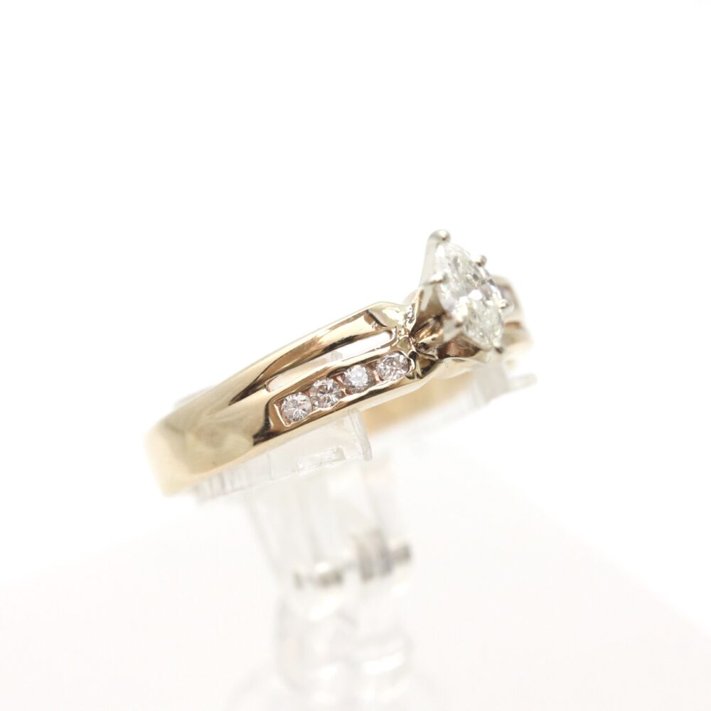 Ring i gult gull med diamant