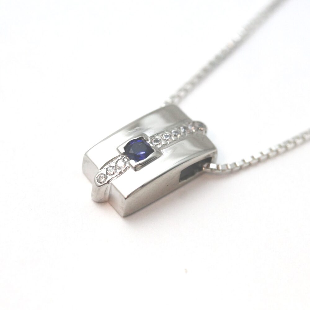 Anheng i hvitt gull med blå sten og zirkonia