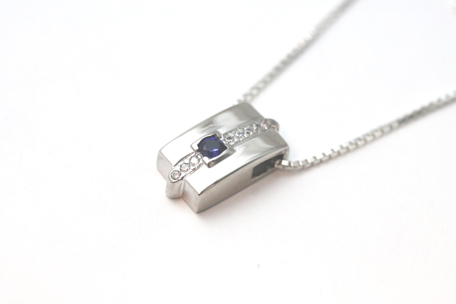 IMG_4913 Anheng i hvitt gull med blå sten og zirkonia - Bilde 1