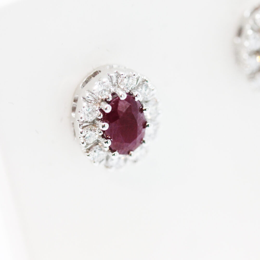 Ørepynt i hvitt gull med rubin og diamanter