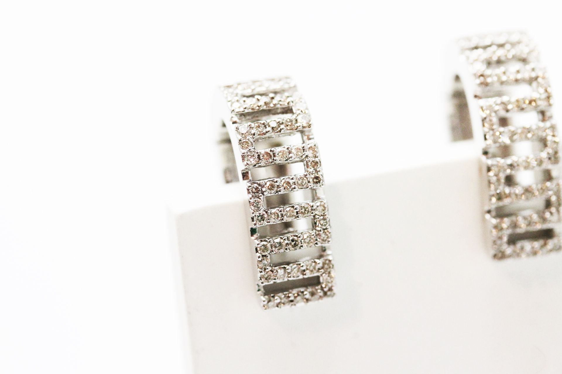 IMG_6943 Ørepynt i hvitt gull med diamanter - Bilde 1