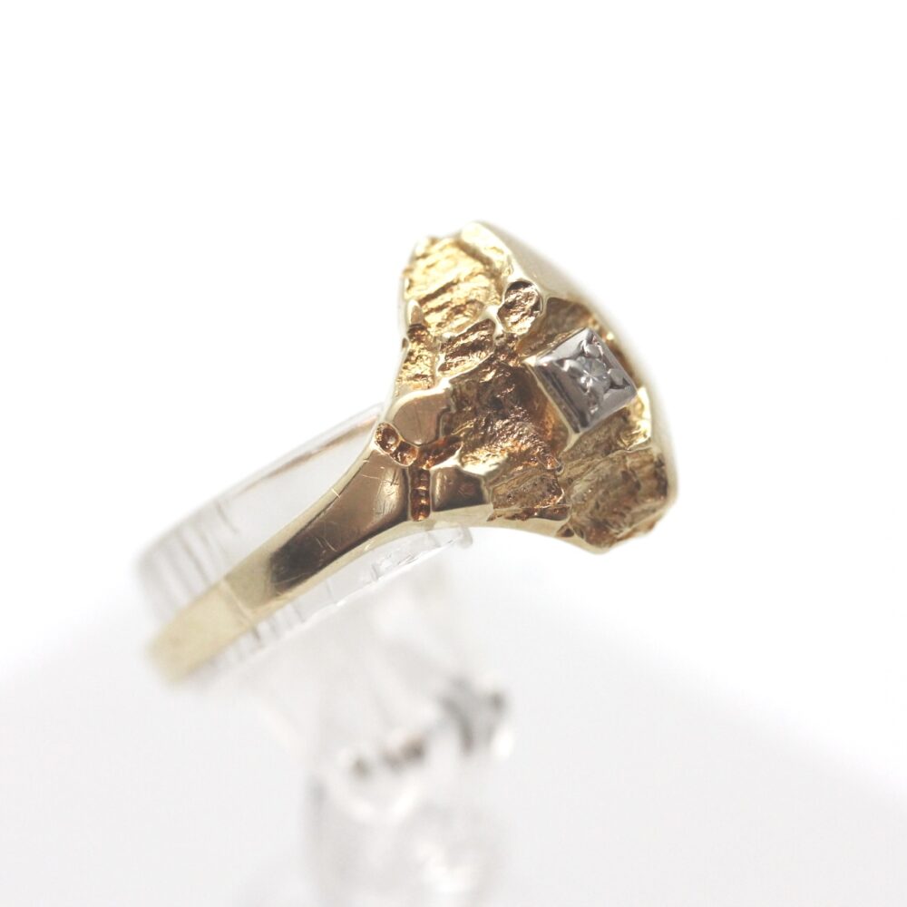 Ring i gult gull med diamant