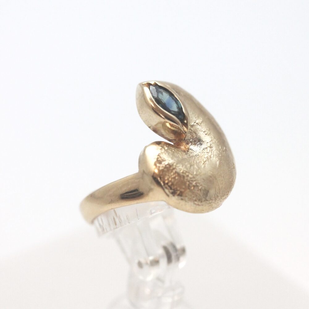Ring i gult gull med blå sten