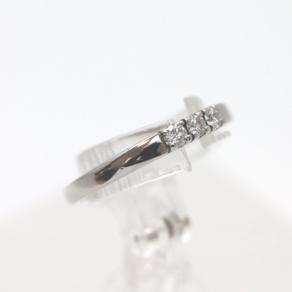 Ring i hvitt gull med diamanter