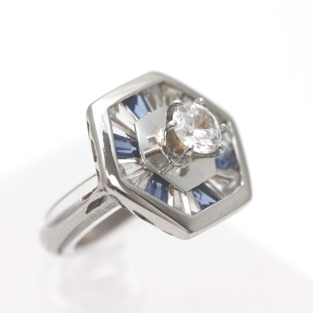 Ring i hvitt gull med zirkonia og blå stener