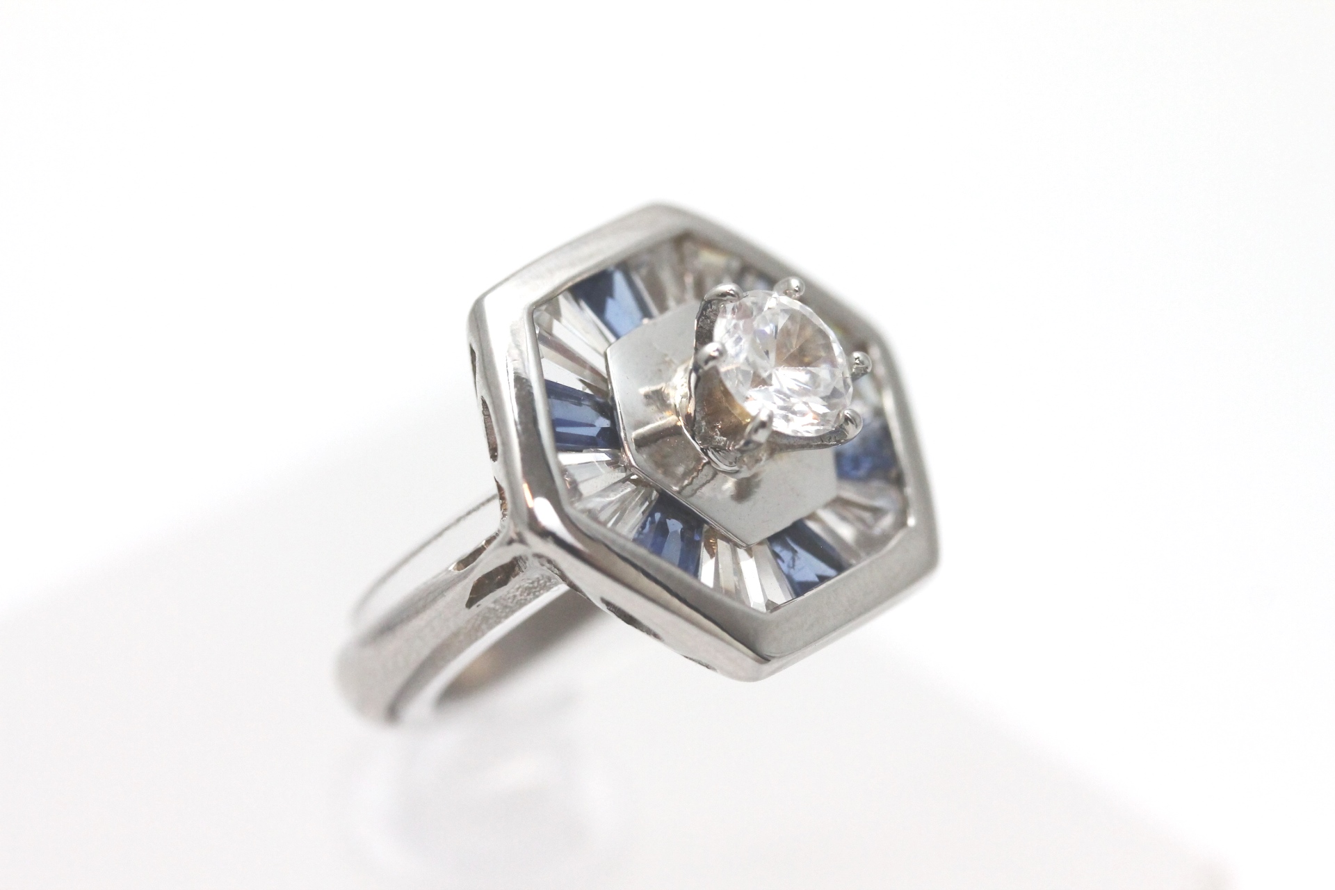 IMG_5325 Ring i hvitt gull med zirkonia og blå stener - Bilde 1