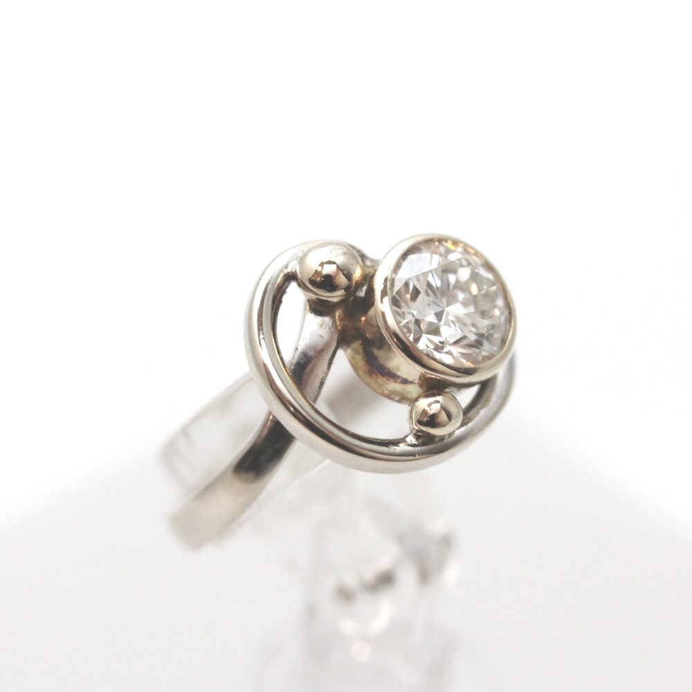 Ring i hvitt gull med diamant (0,75ct)