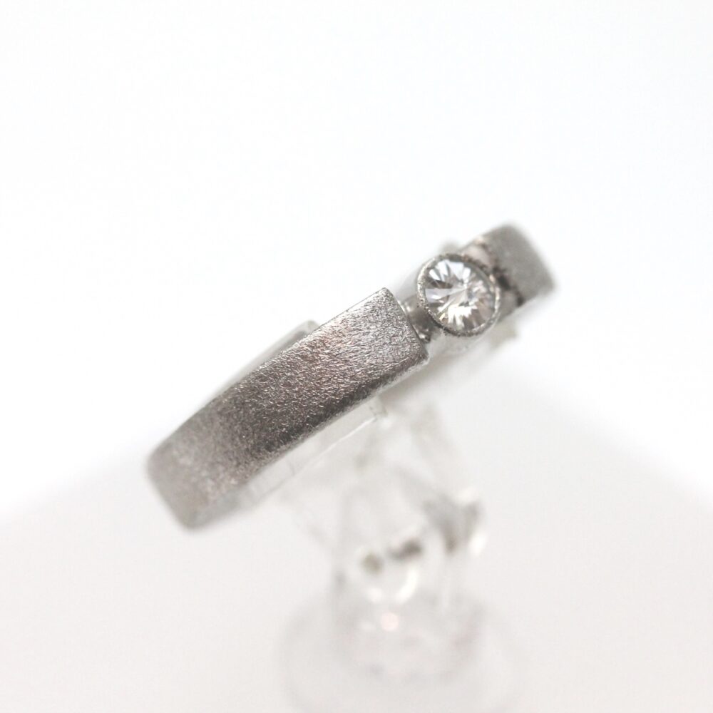 Ring i mattert hvitt gull med diamant