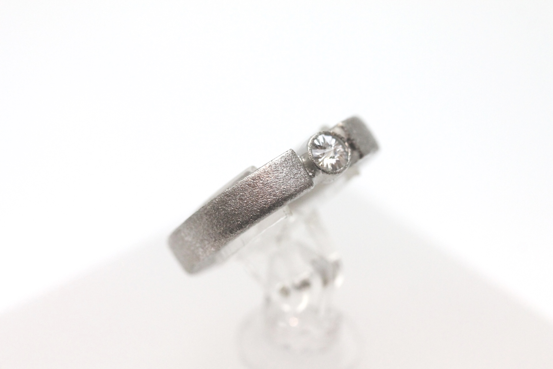 IMG_5551 Ring i mattert hvitt gull med diamant - Bilde 1