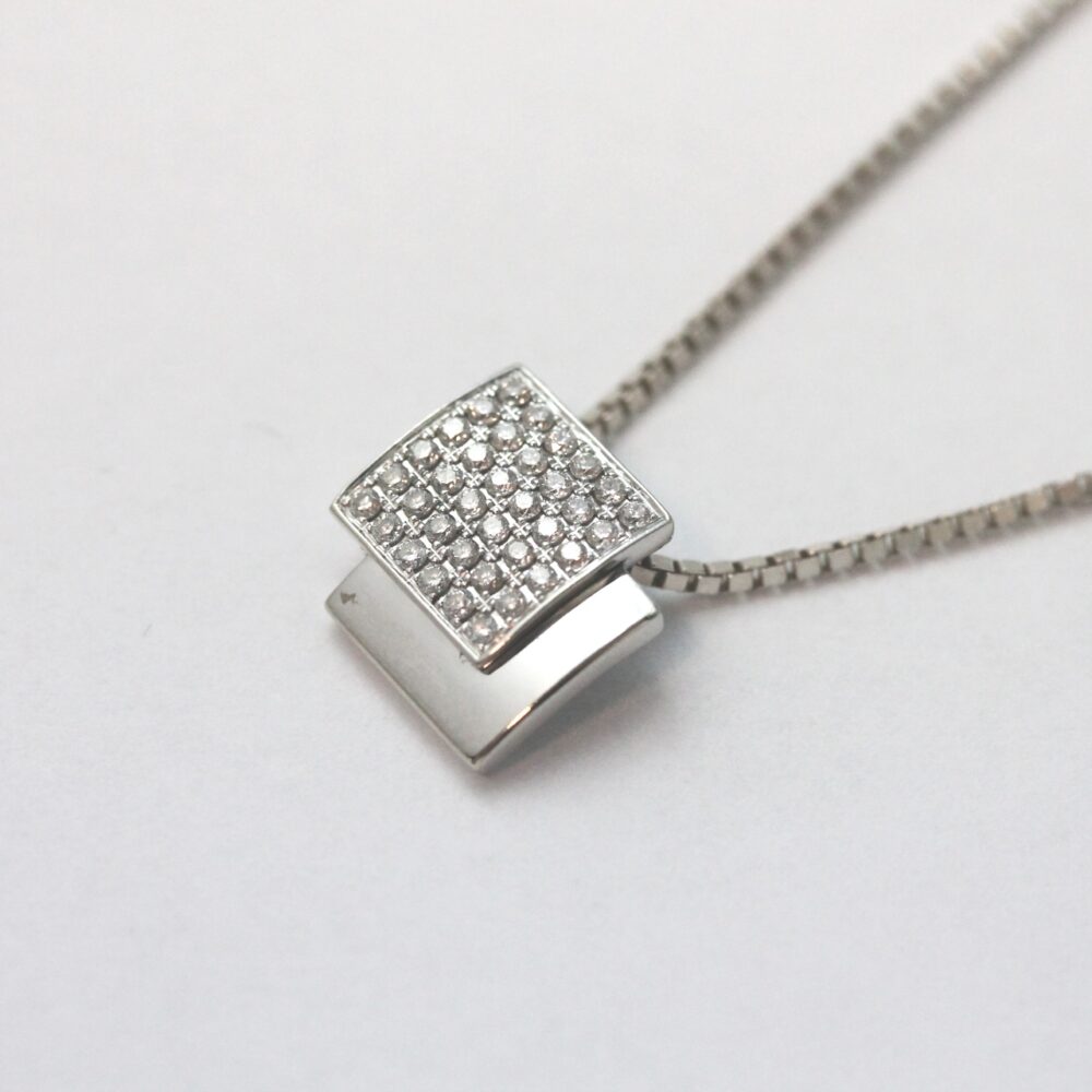 Anheng i hvitt gull med diamanter