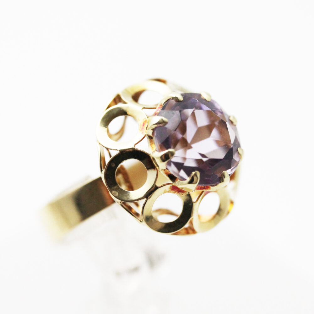 Ring i gult gull med lilla sten