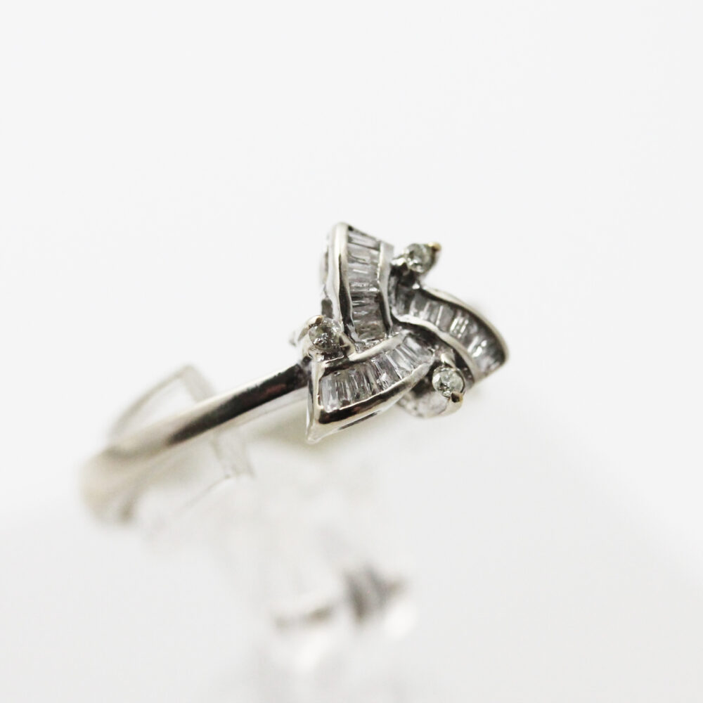 Ring i hvitt gull med diamanter