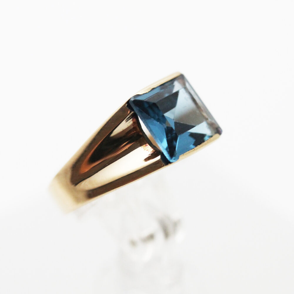 Ring i gult gull med blå sten