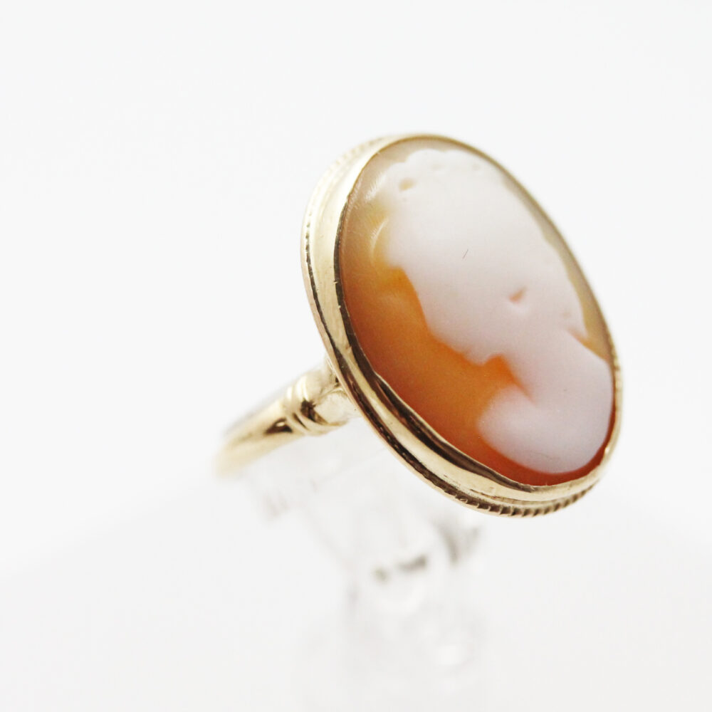 Ring i gult gull med camè