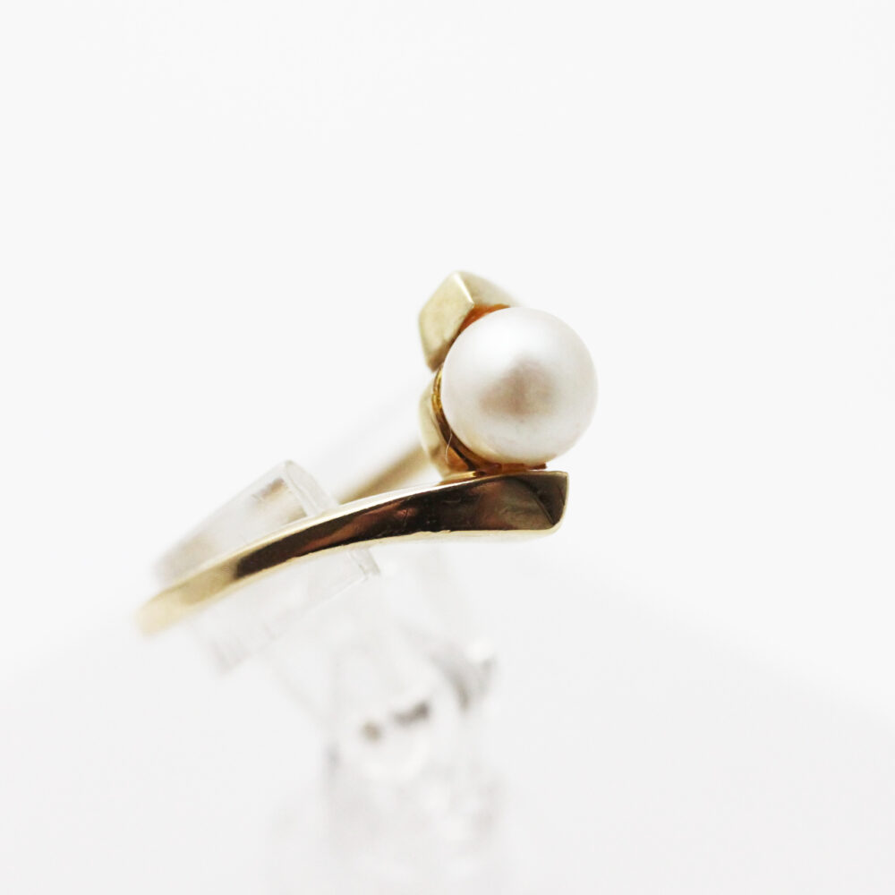 Ring i gult gull med naturperle