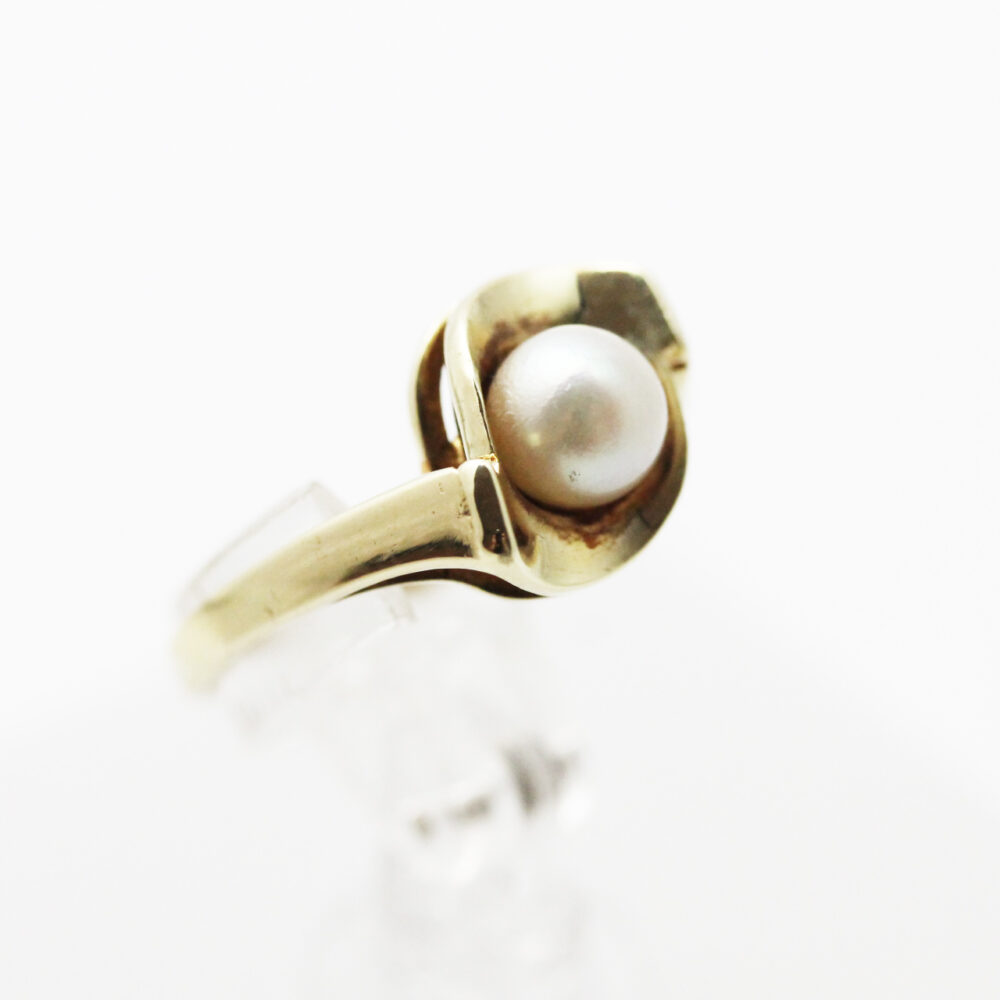 Ring i gult gull med naturperle