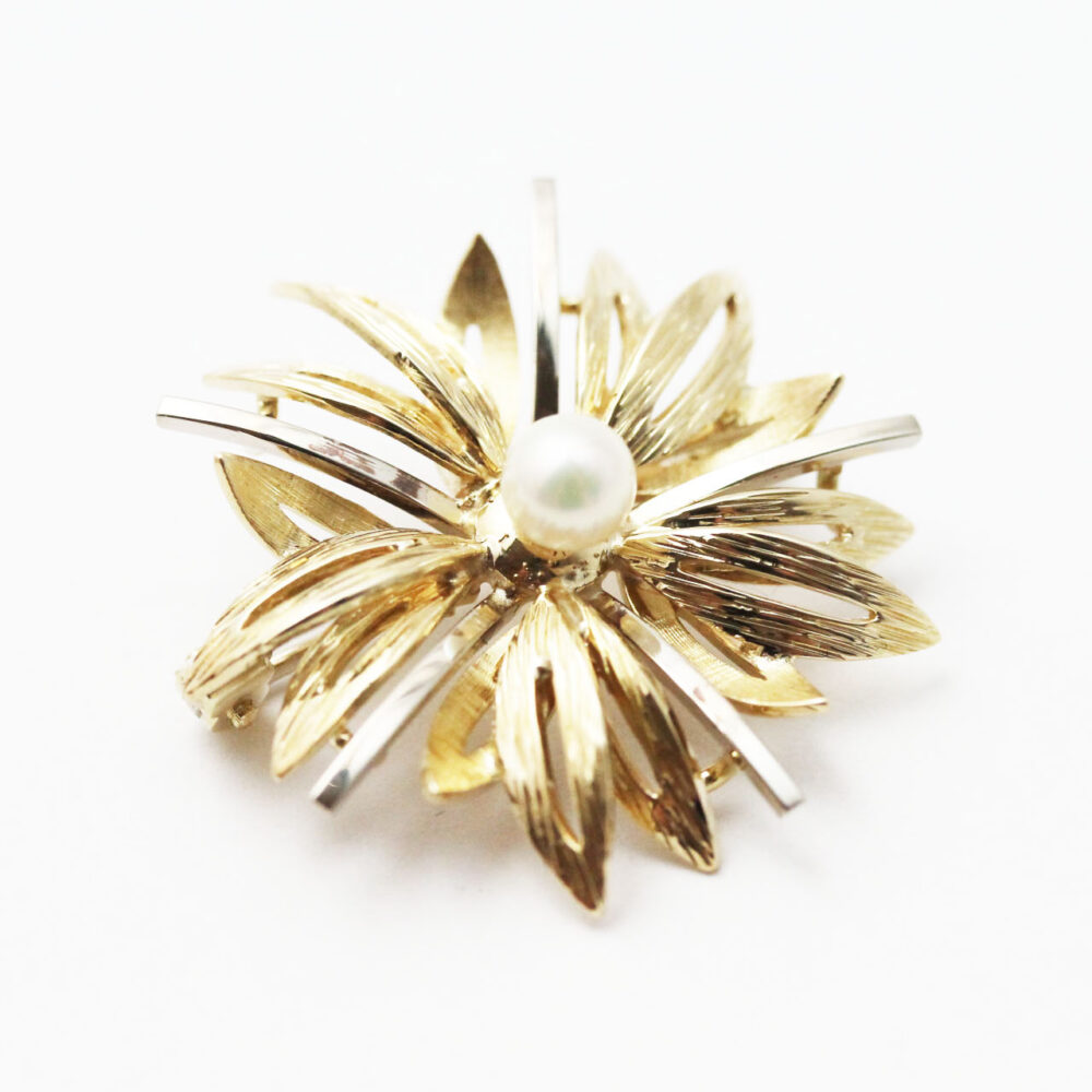 Brosje i gult gull med kulturperle