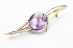 Brosje i gult gull med ametyst og diamanter