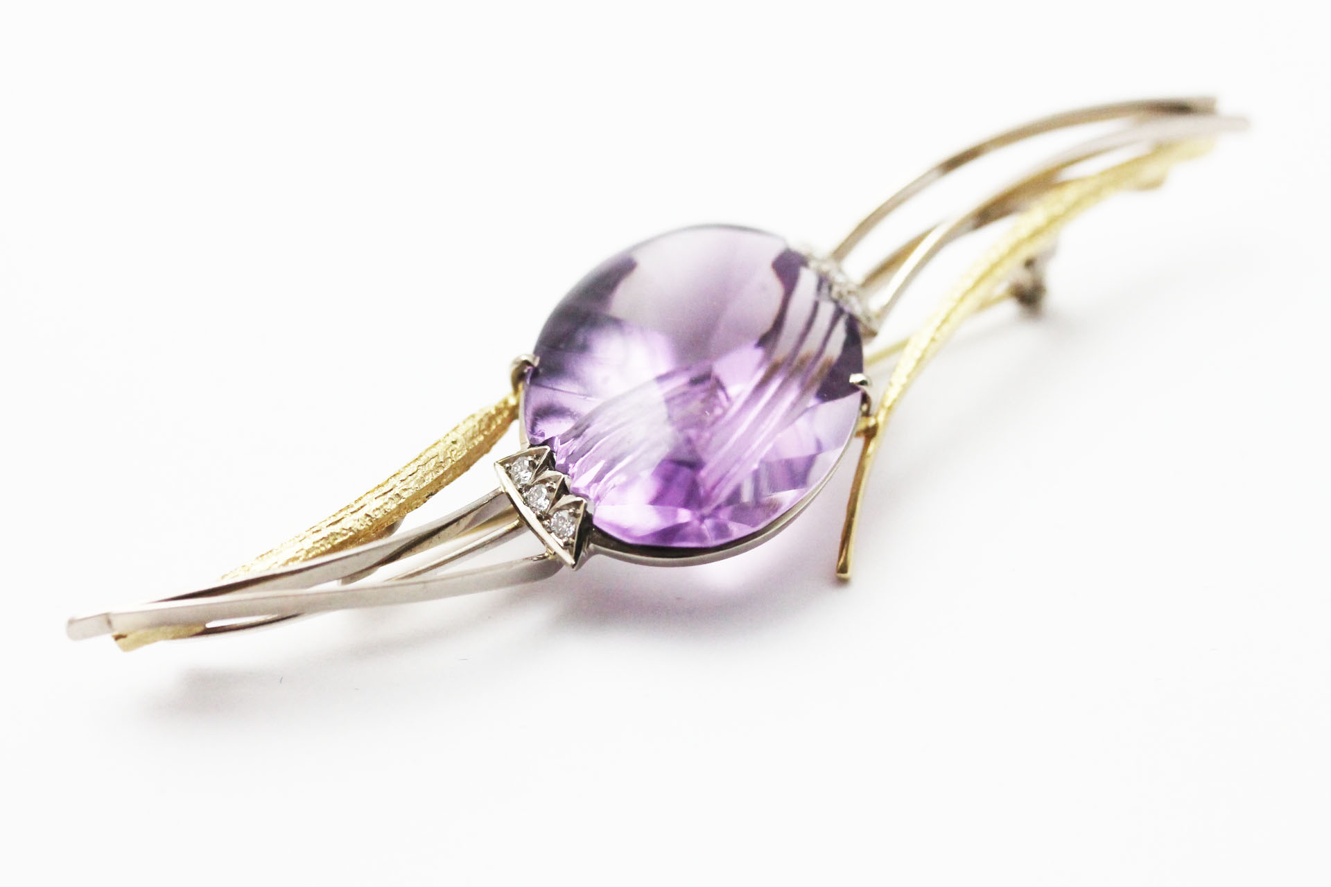 IMG_6129 Brosje i gult gull med ametyst og diamanter - Bilde 1
