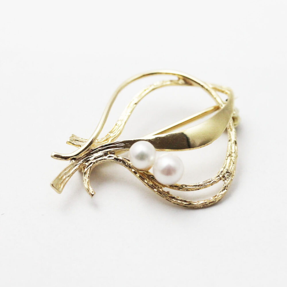 Brosje i gult gull med kulturperler