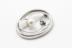 Brosje i hvitt gull med perle og diamanter