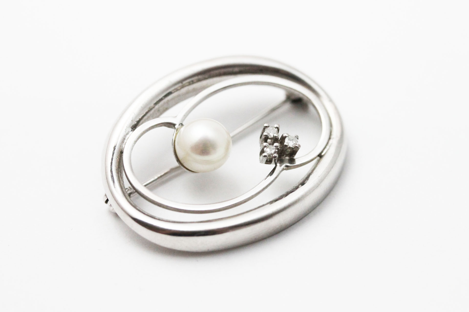 IMG_6141 Brosje i hvitt gull med perle og diamanter - Bilde 1