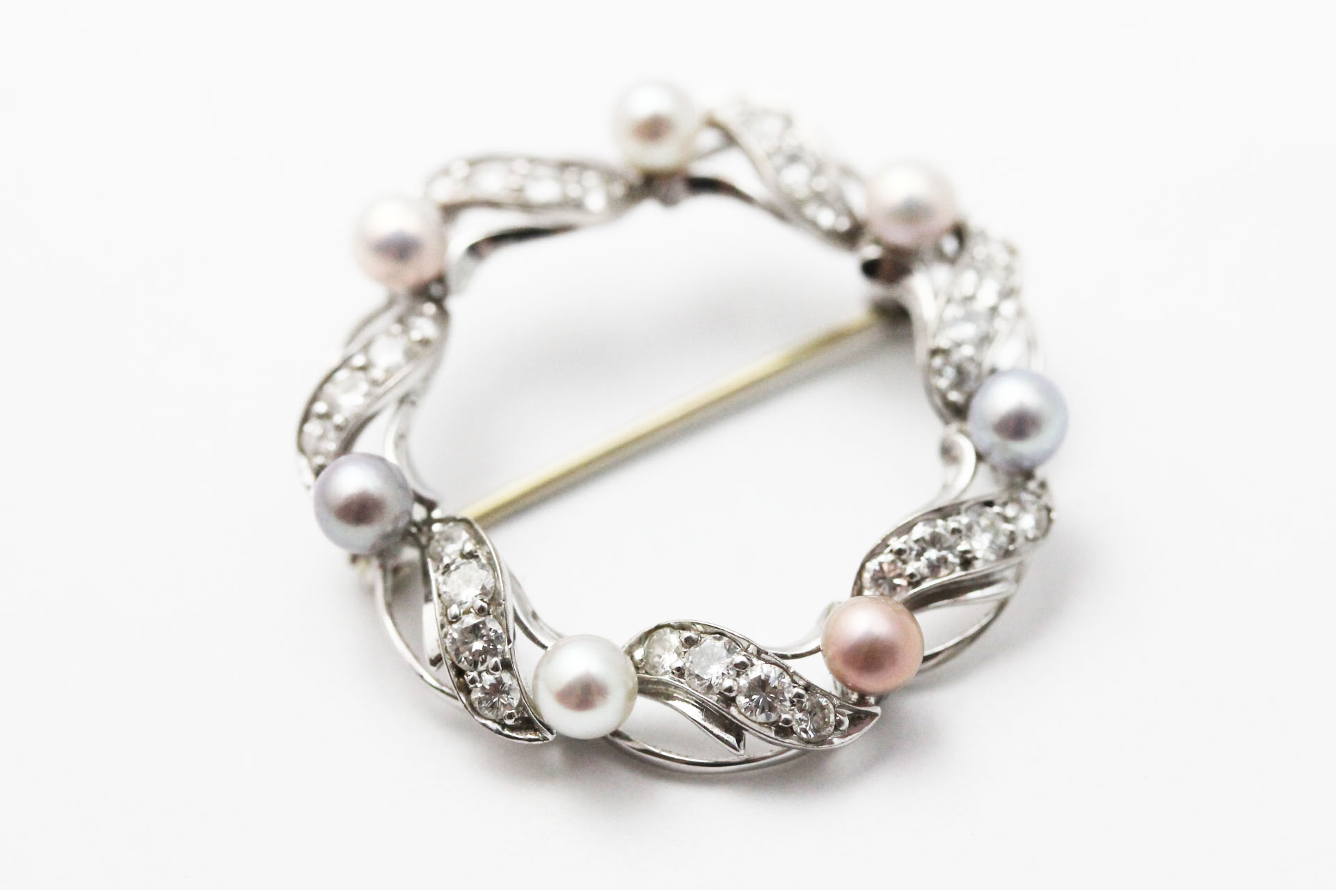 IMG_6143 Brosje i hvitt gull med perler og diamanter - Bilde 1
