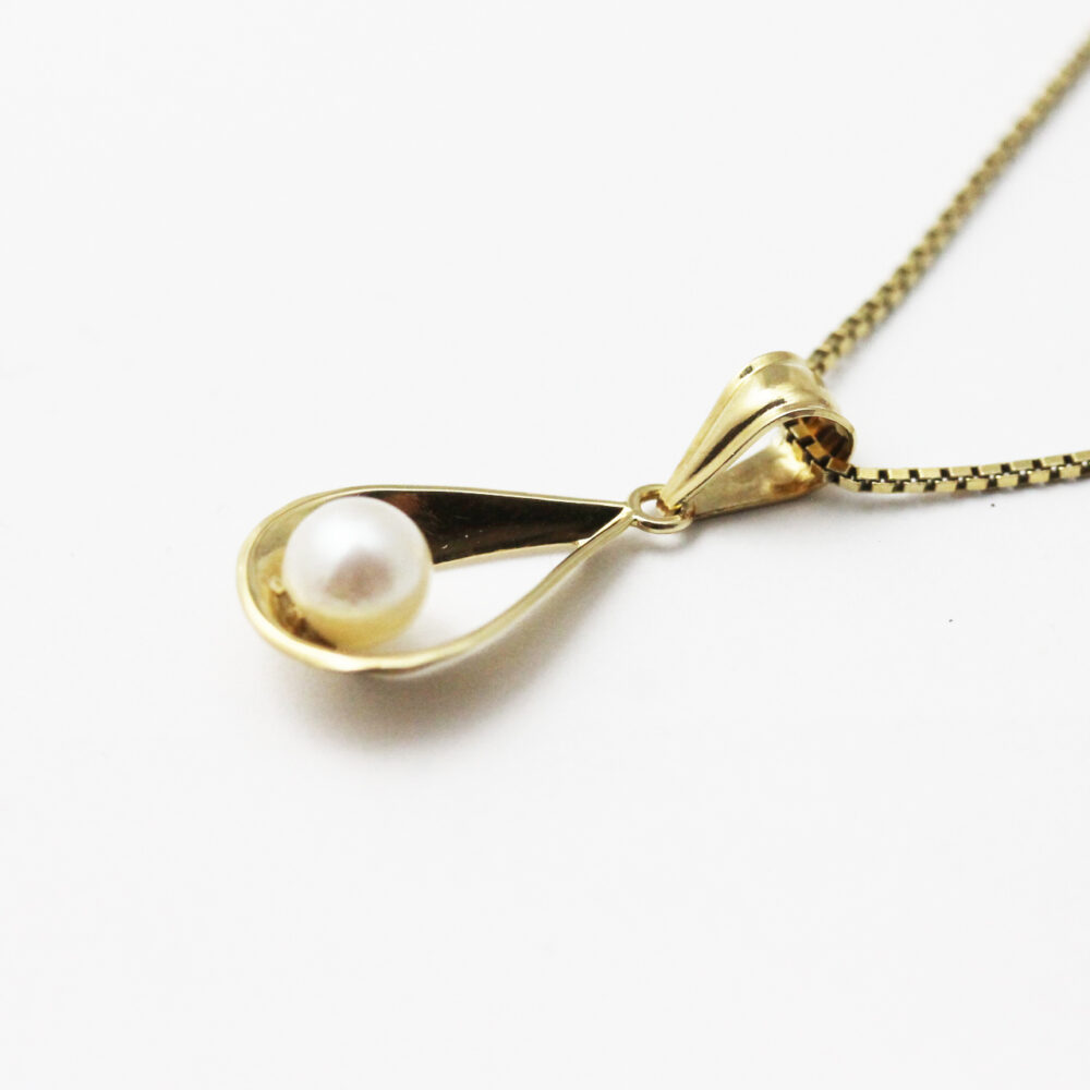 Anheng i gult gull med kulturperle