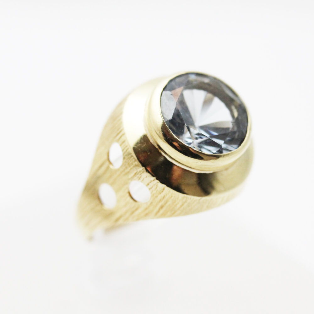 Ring i gult gull med blå sten