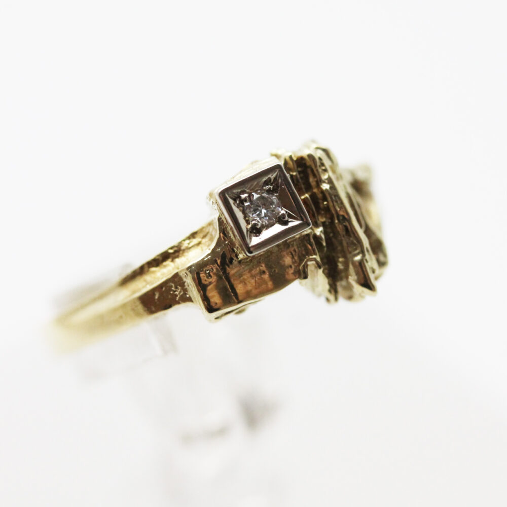 Ring i gult gull med diamant