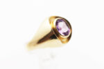 Ring i gult gull med lilla sten