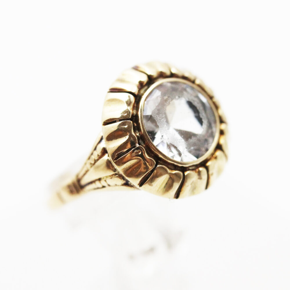 Ring i gult gull med bergkrystall