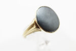 Ring i gult gull med hematitt