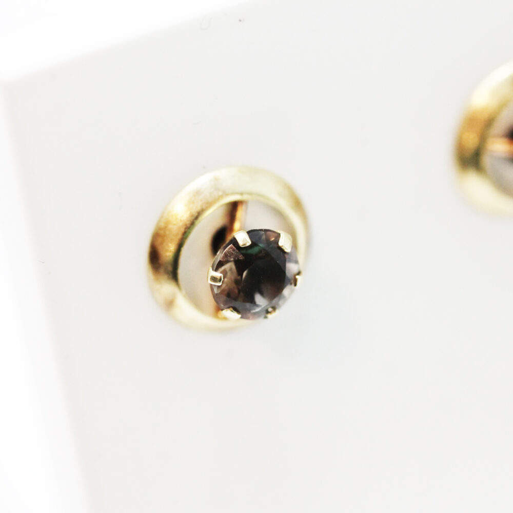 Ørepynt i gult gull med røykkvarts