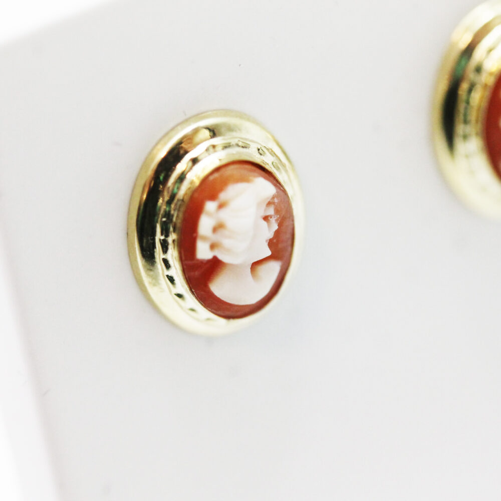 Ørepynt i gult gull med camè