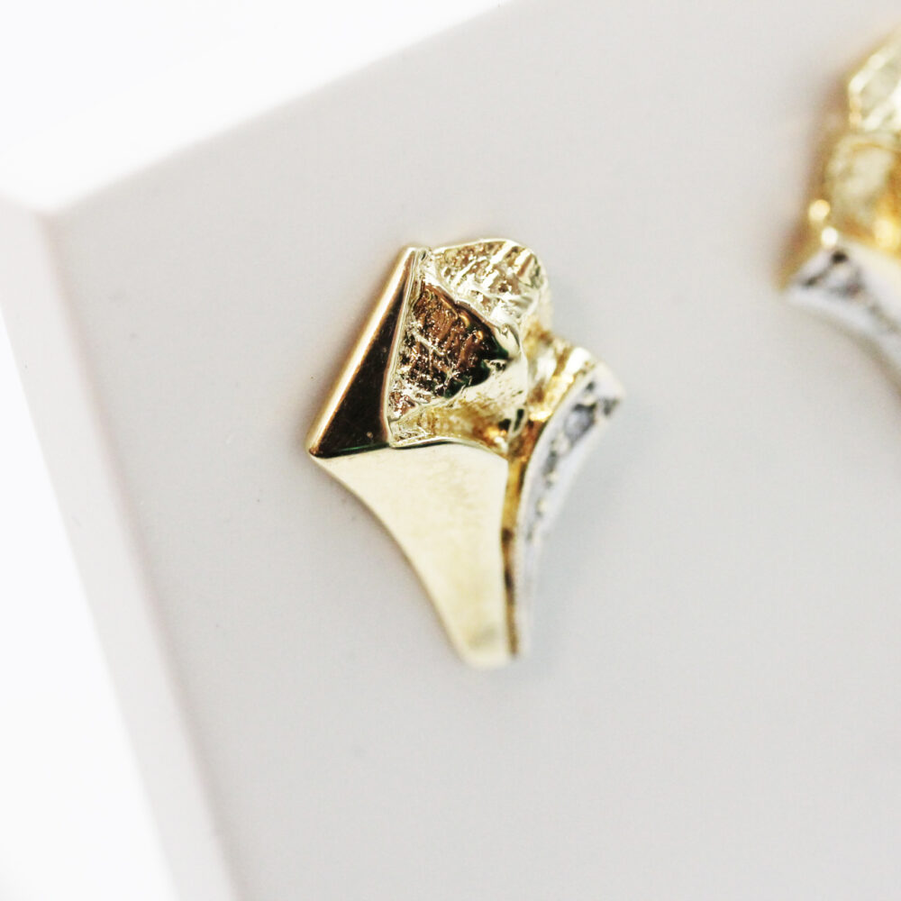 Ørepynt i gult gull med diamant