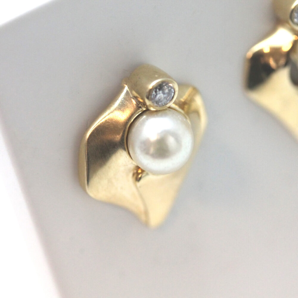 Ørepynt i gult gull med perle og diamant