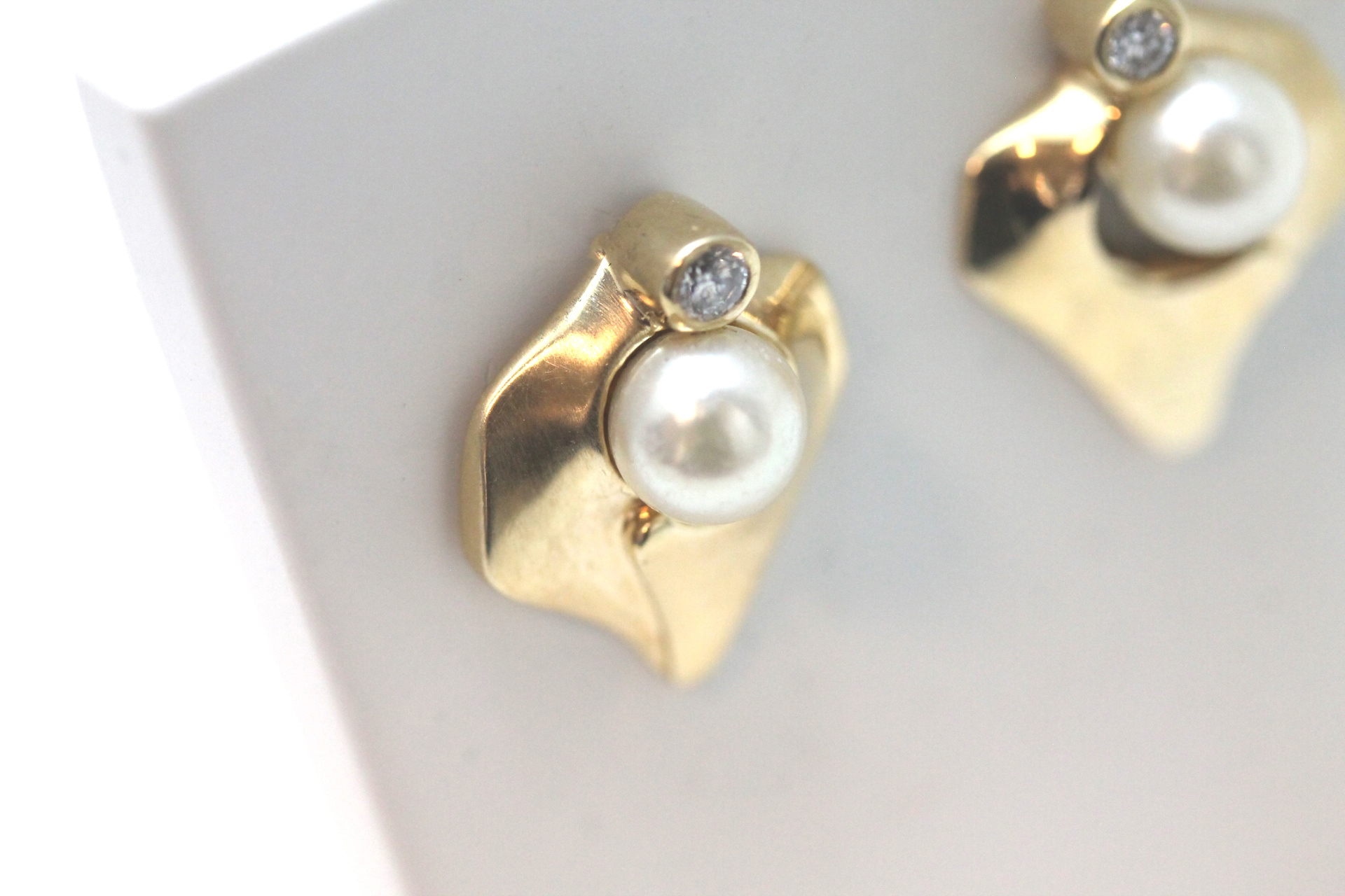 IMG_7074 Ørepynt i gult gull med perle og diamant - Bilde 1