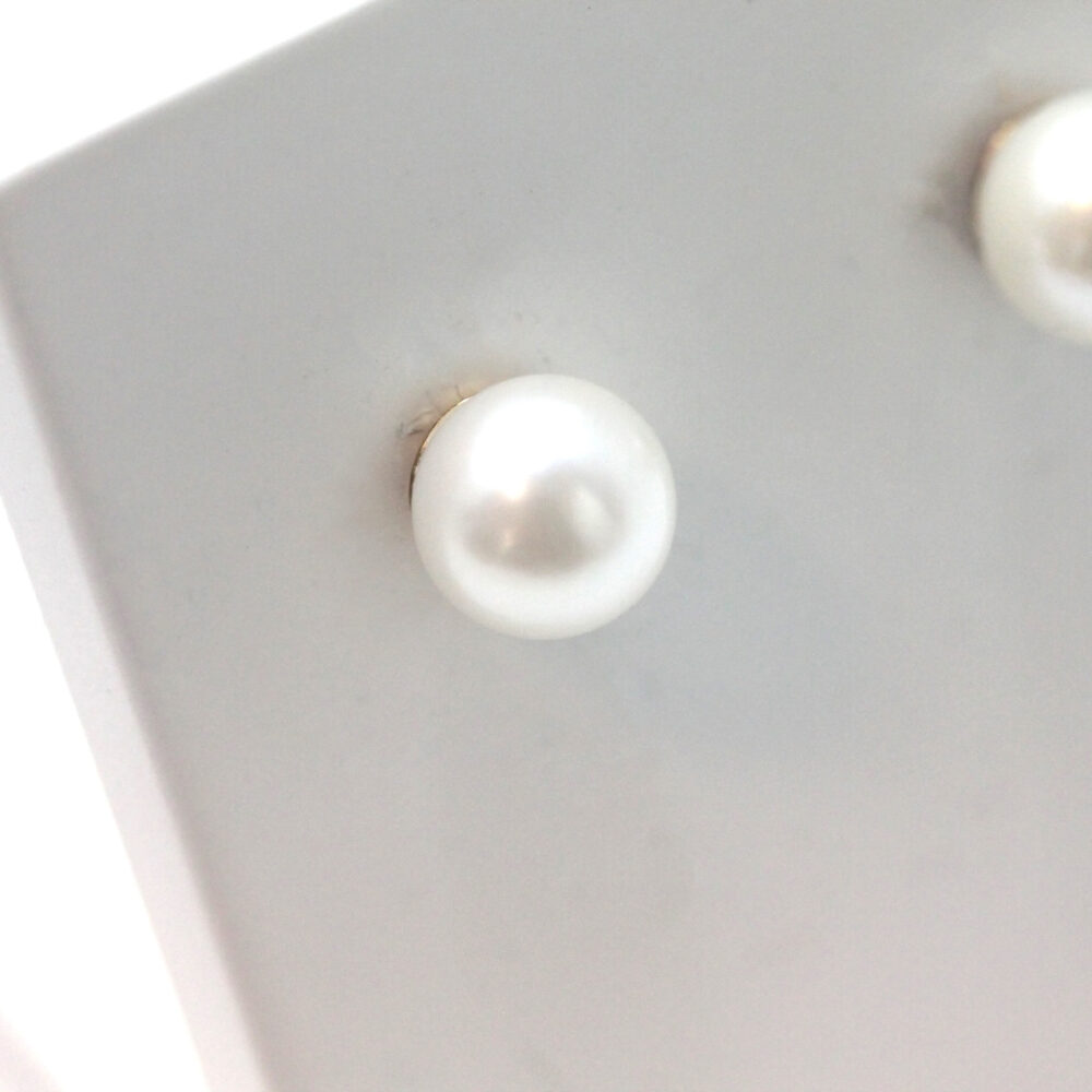 Ørepynt i gult gull med perle