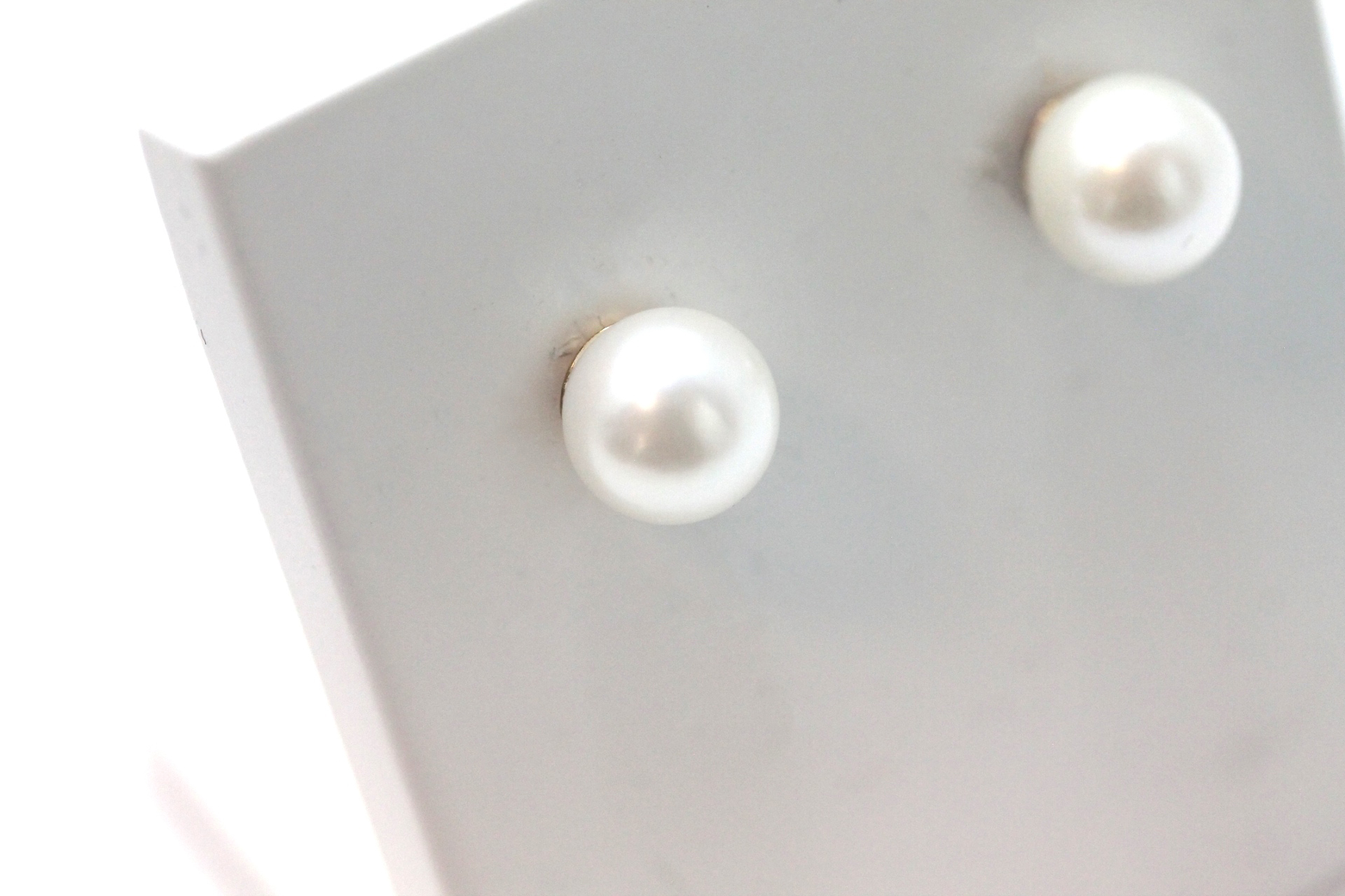 IMG_7077 Ørepynt i gult gull med perle - Bilde 1