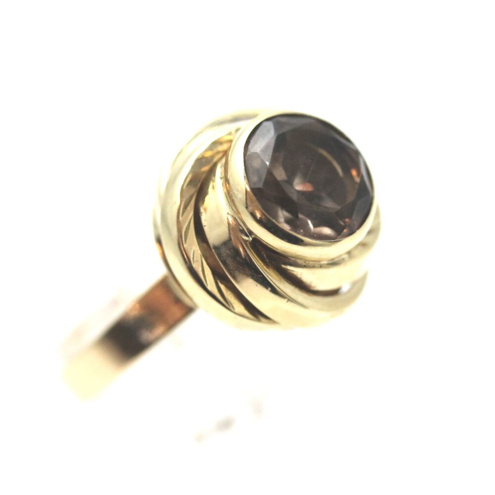 Ring i gult gull med røykkvarts