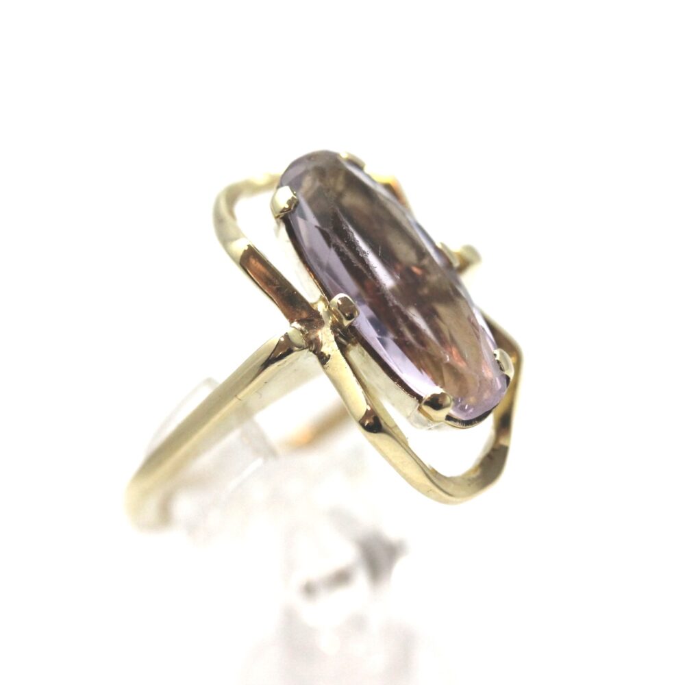 Ring i gult gull med lilla sten