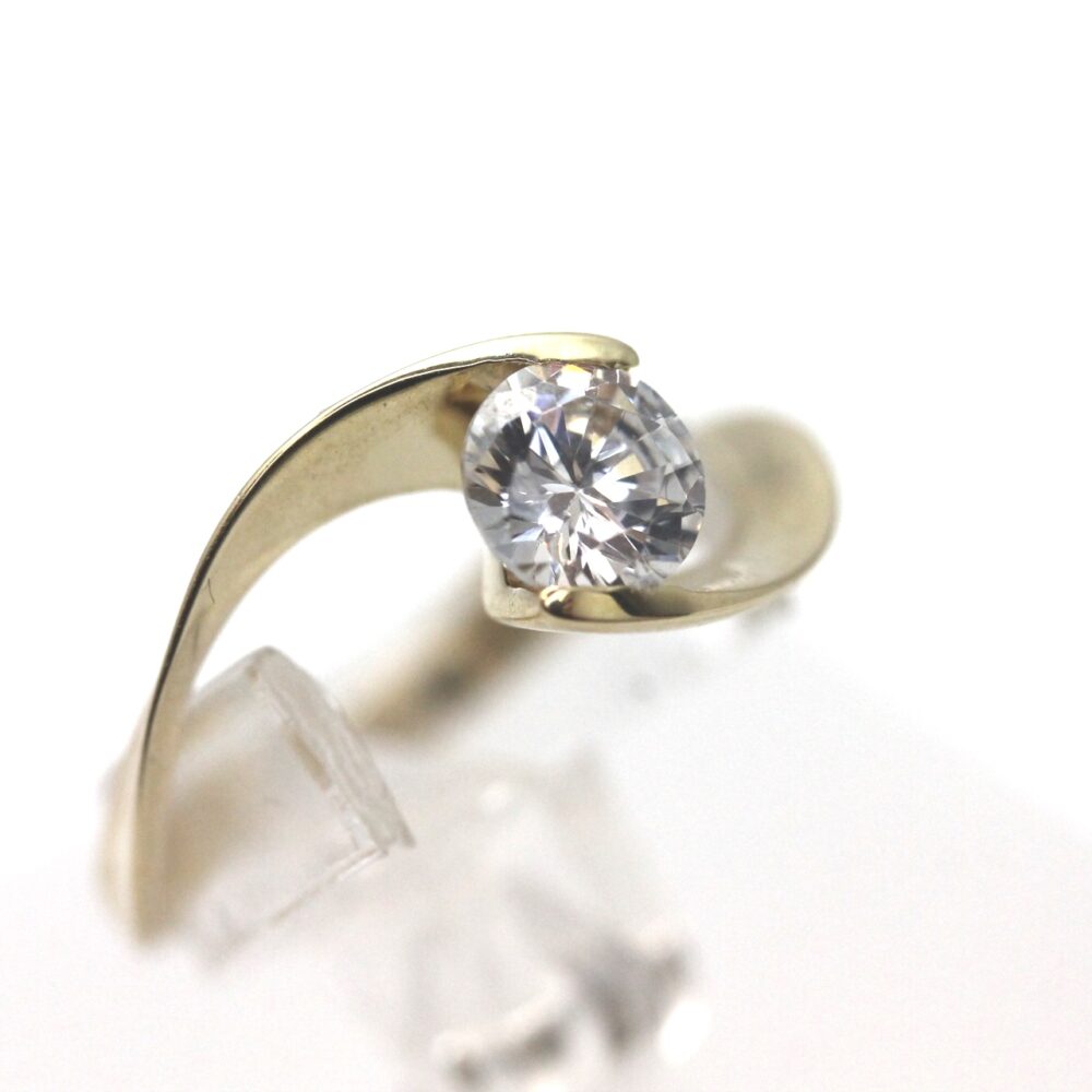 Ring i gult gull med zirkonia