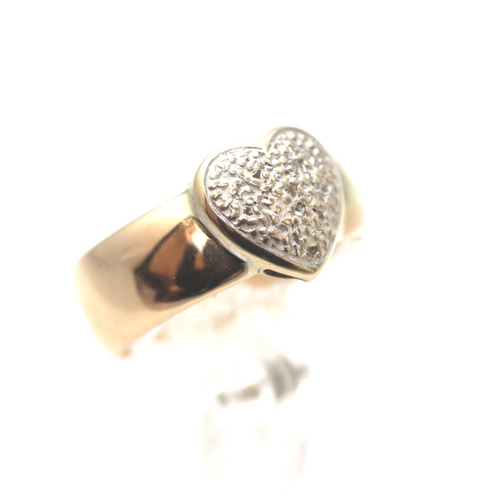 Ring i gult gull med masse små diamanter