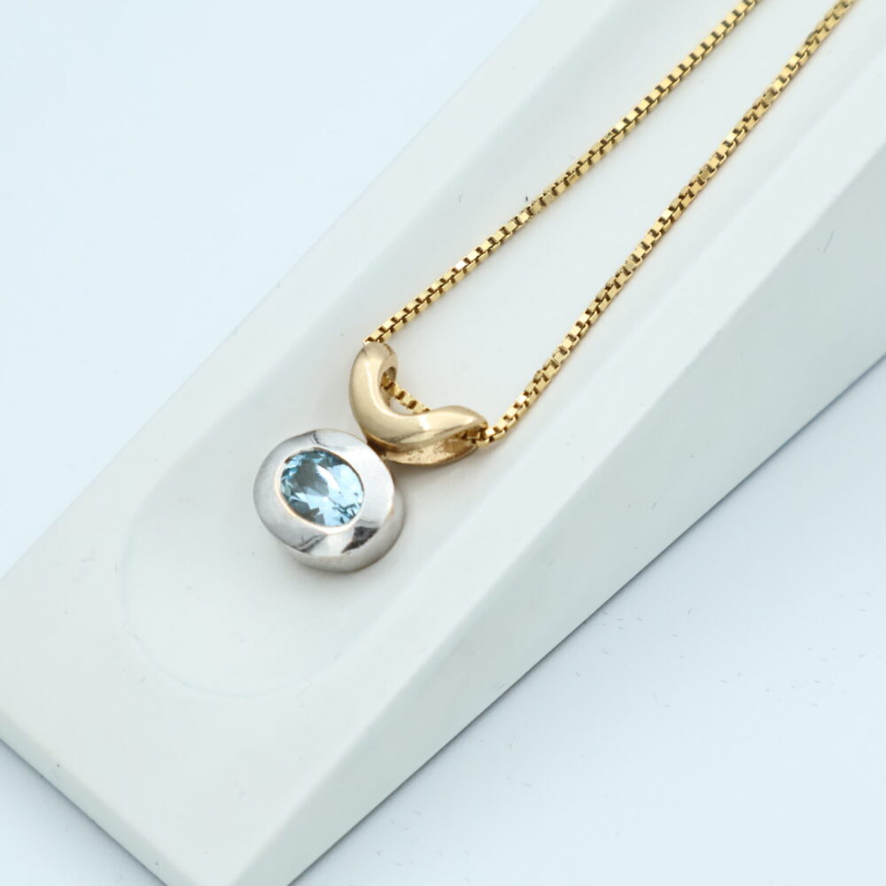 Anheng i gult gull med blå stein