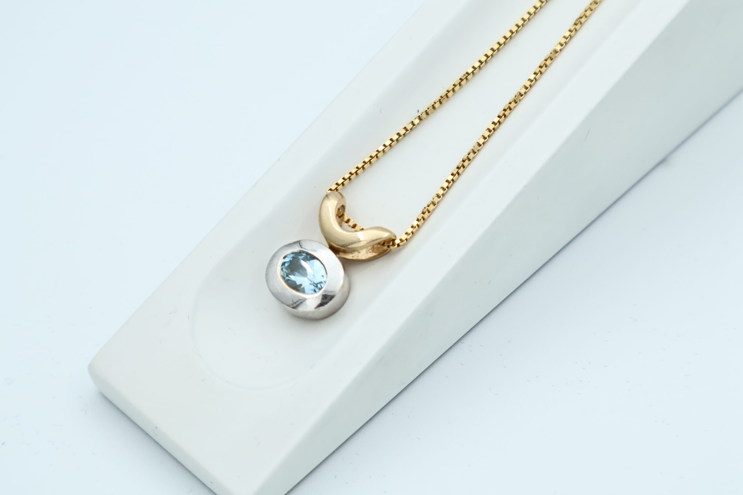 IMG_1368 Anheng i gult gull med blå stein - Bilde 1