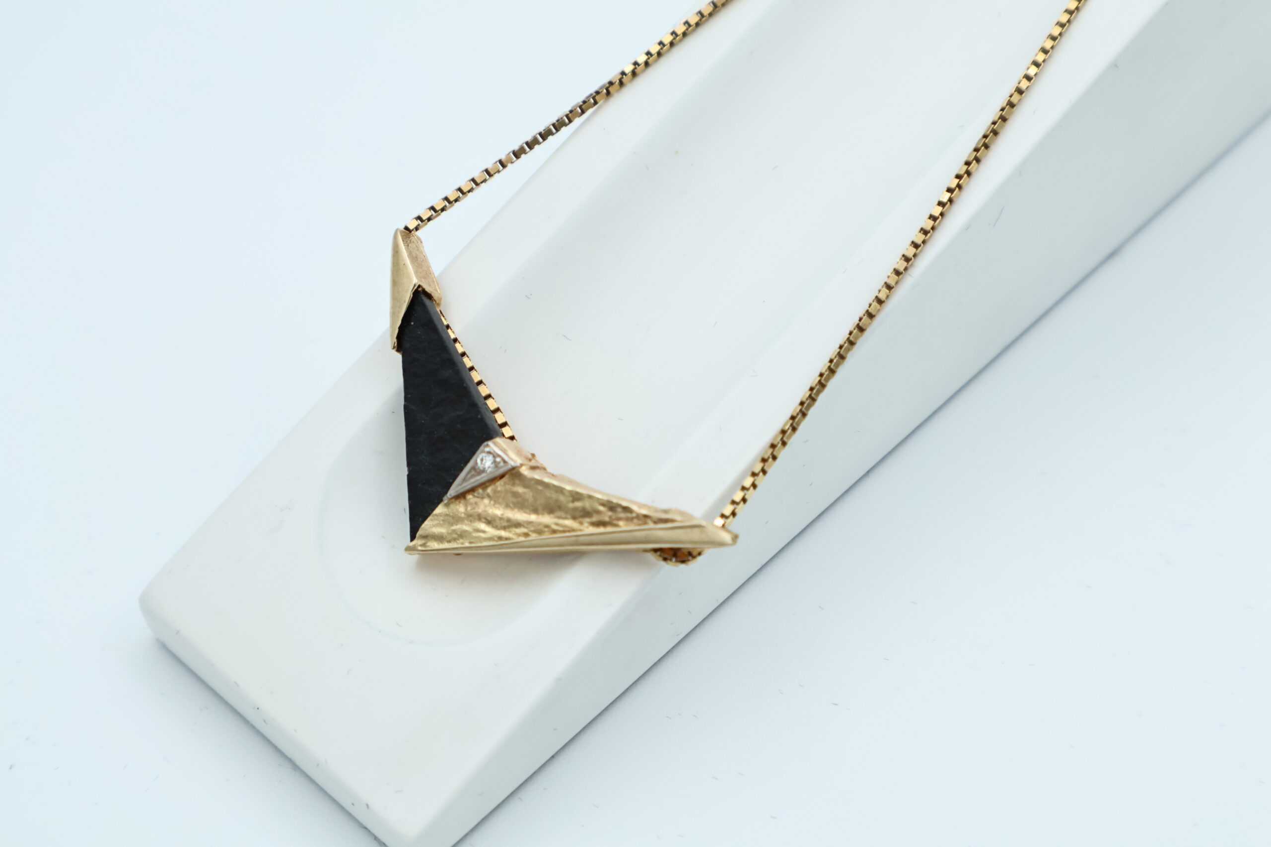 IMG_1391 Anheng i gult gull med skifer og diamant - Bilde 1