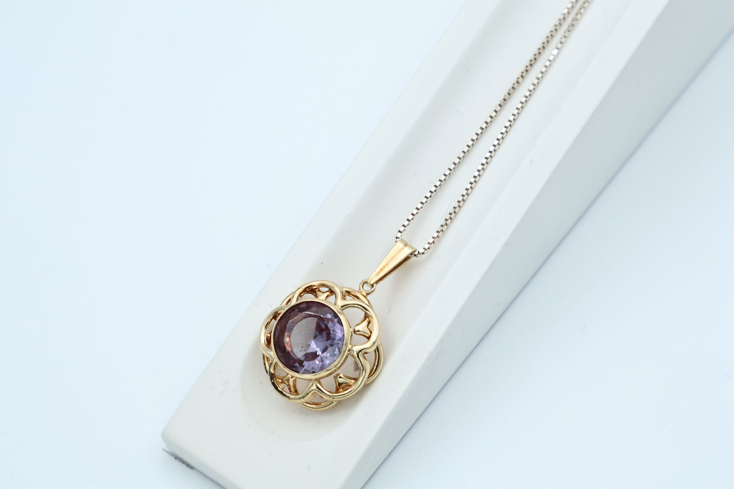 IMG_7876 Anheng i gult gull med lilla stein - Bilde 1